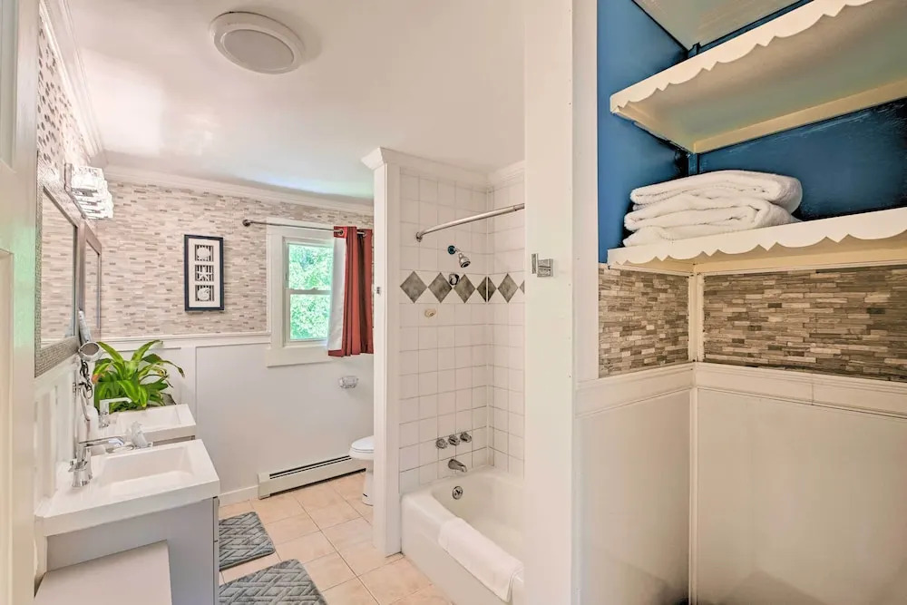 Cute Ellsworth Home w/ Deck, 16 Mi to Acadia!