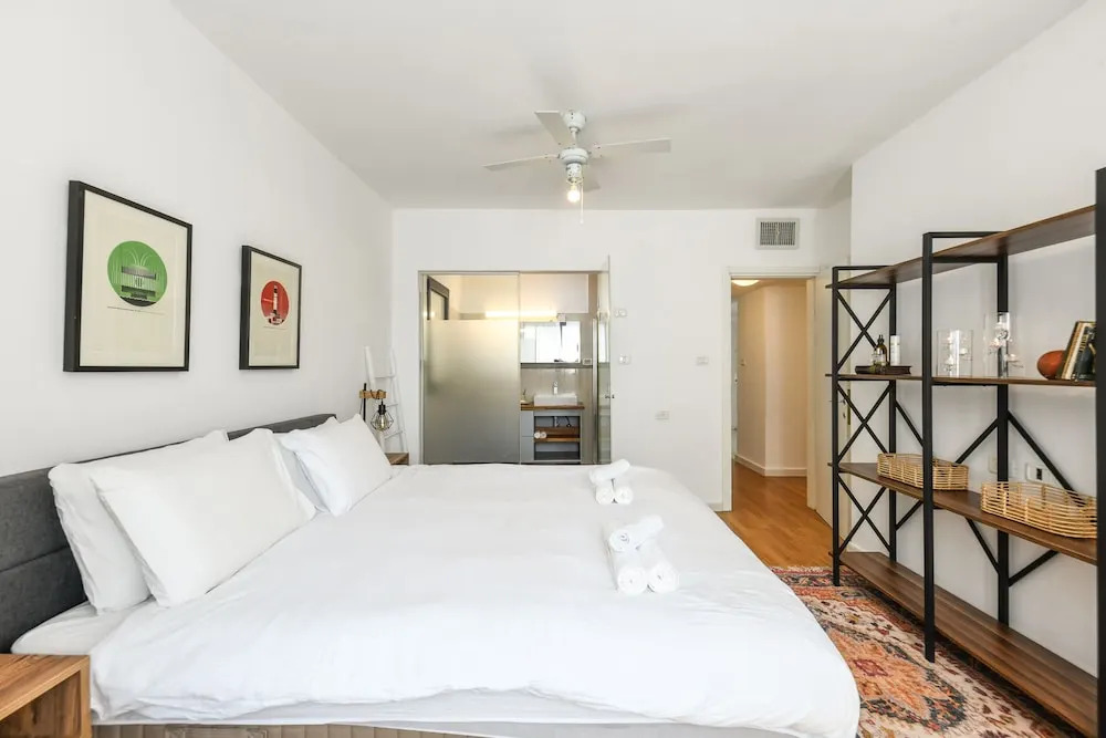 Stylish 3-BR Apt w Balcony and Parking