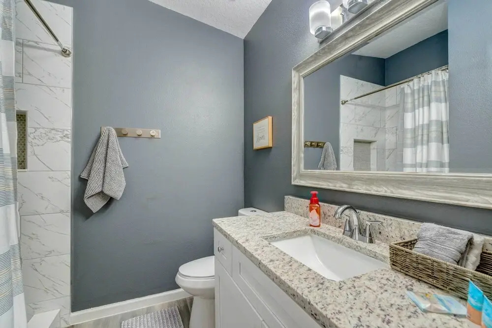 Peaceful Lady Lake Home w/ Screened-in Porch!