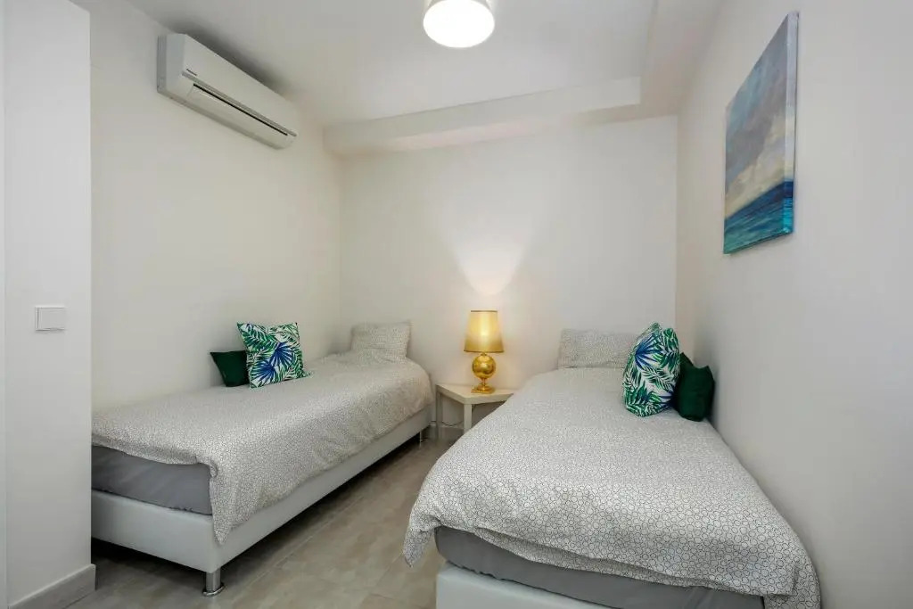 FIVE STAR 3 bedroom Apt in ideal location - RDR237