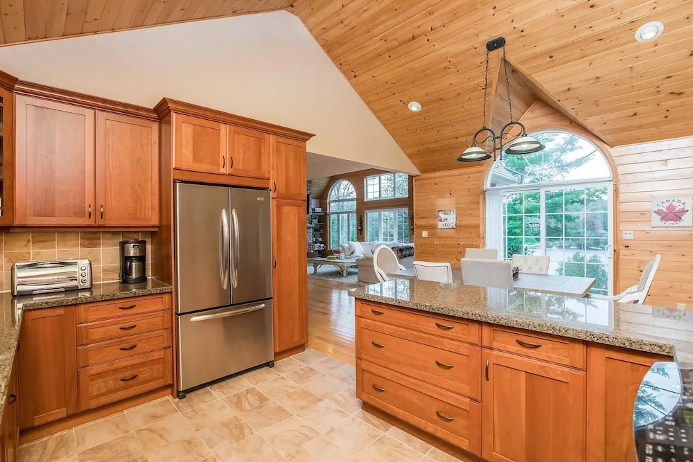 Vantage Point~Lovely 4 bed, 2.5 bath with fabulous views of Lake of Bays!