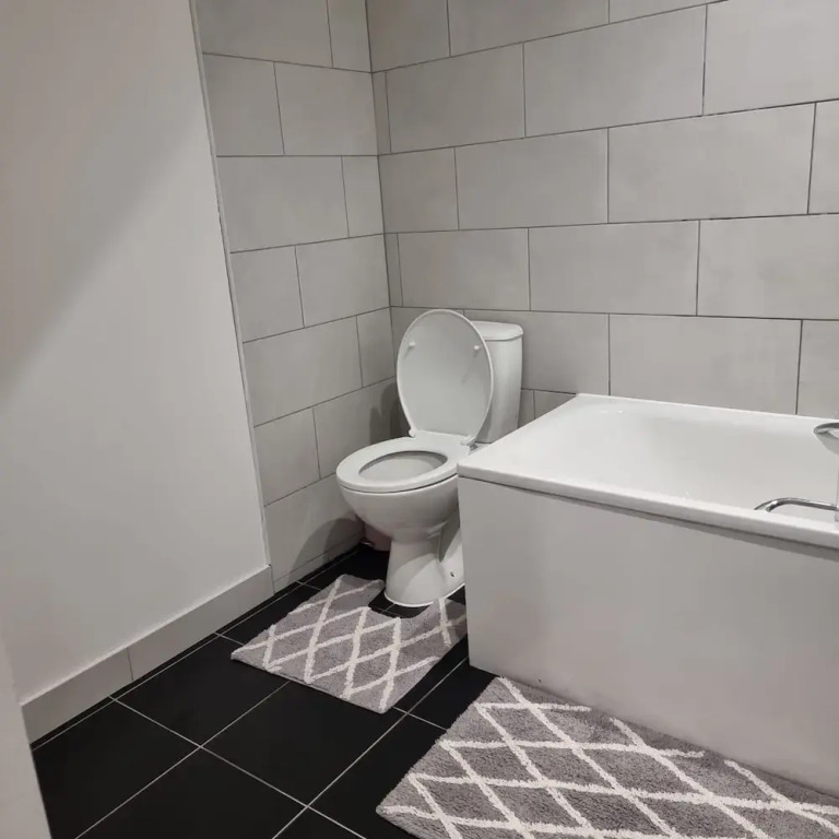 London Oasis Modern 2BR Apartment