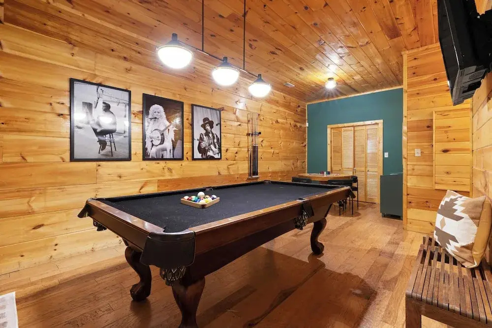 Riverbend by Avantstay Redesigned, Hot Tub, Firepit, Billiards Pigeon Forge