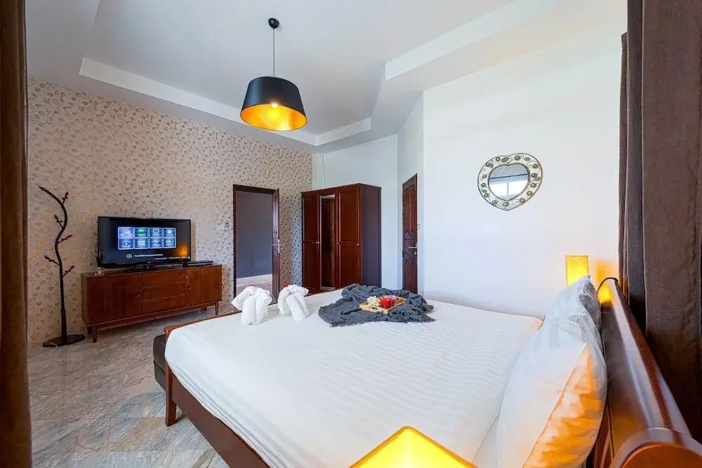 Luxurious 5-Bedroom Private Pool Villa! PV6