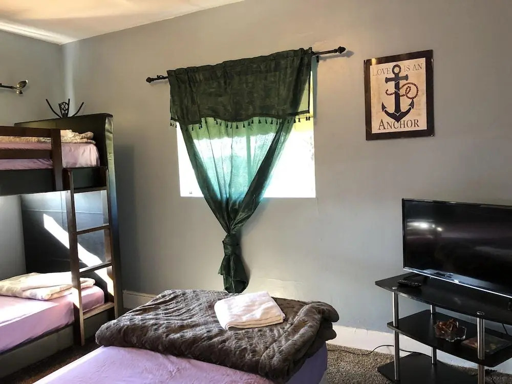 Hollywood Budget Guest Rooms