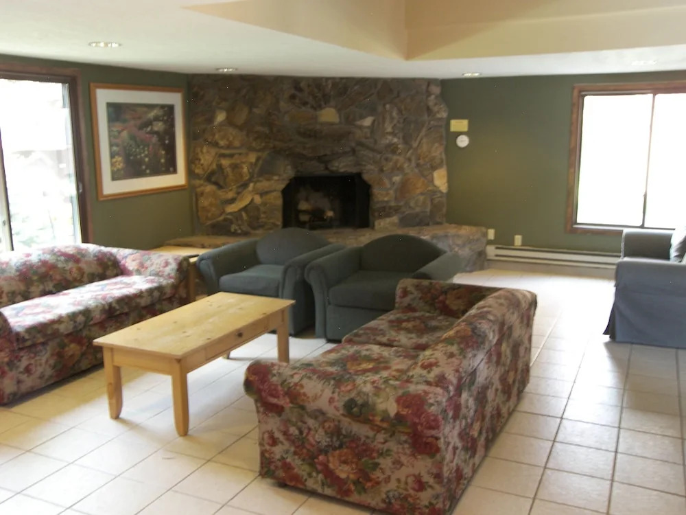 Wild Irishman 2 bed 2 bath Sleeps 9 WIBH