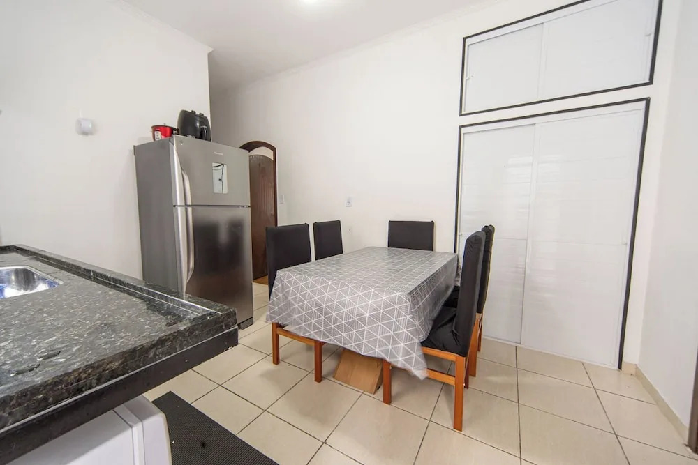 Casa com Piscina e Churrasqueira a 220 m da Praia