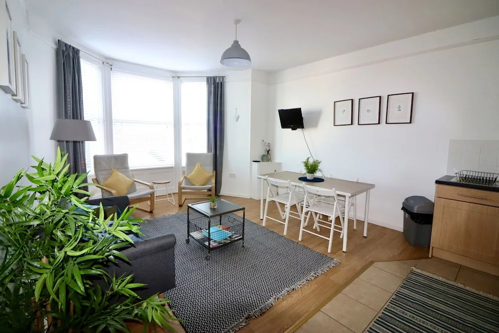 Large 2 Bedroom Apartment Near Cathedral