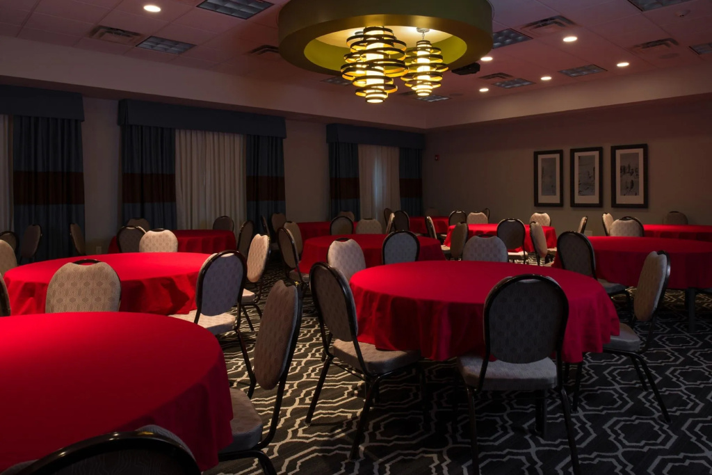Holiday Inn Express and Suites Kansas City Airport by IHG