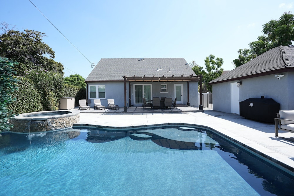 Designer decorated 6 bedroom 4 bath pool home