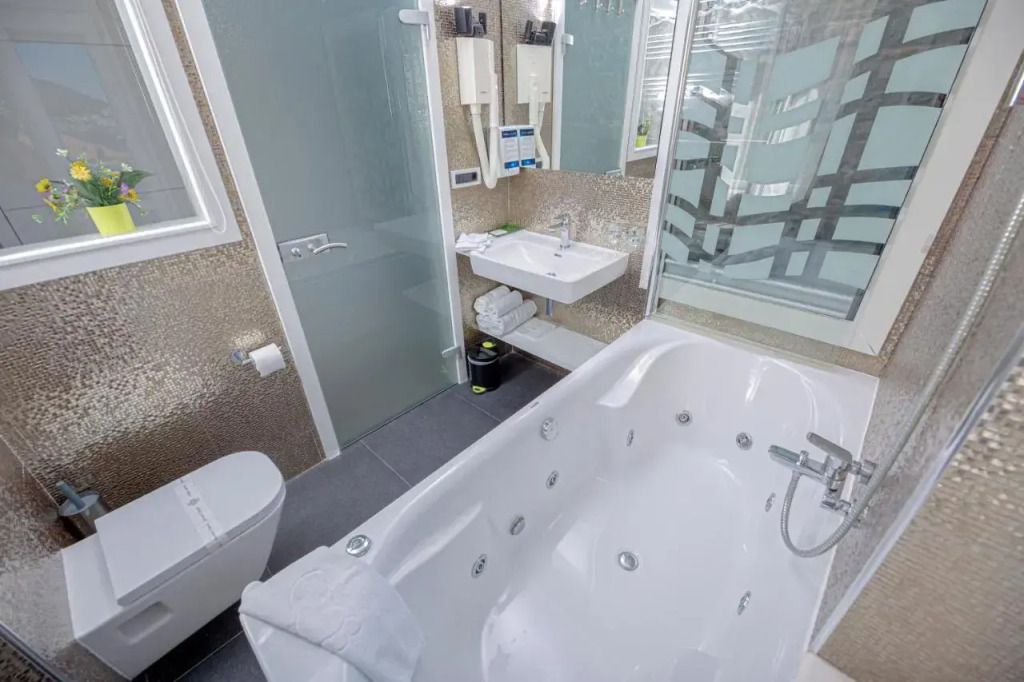 Karmel Beachway Rooms1