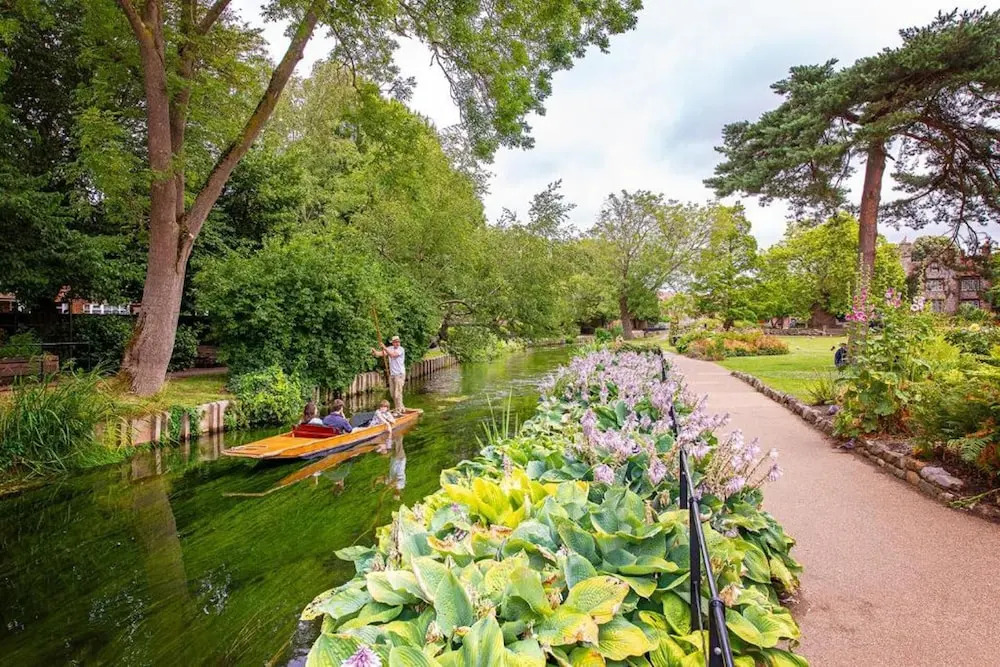 Tranquil Elm Lodge Escape in Canterbury