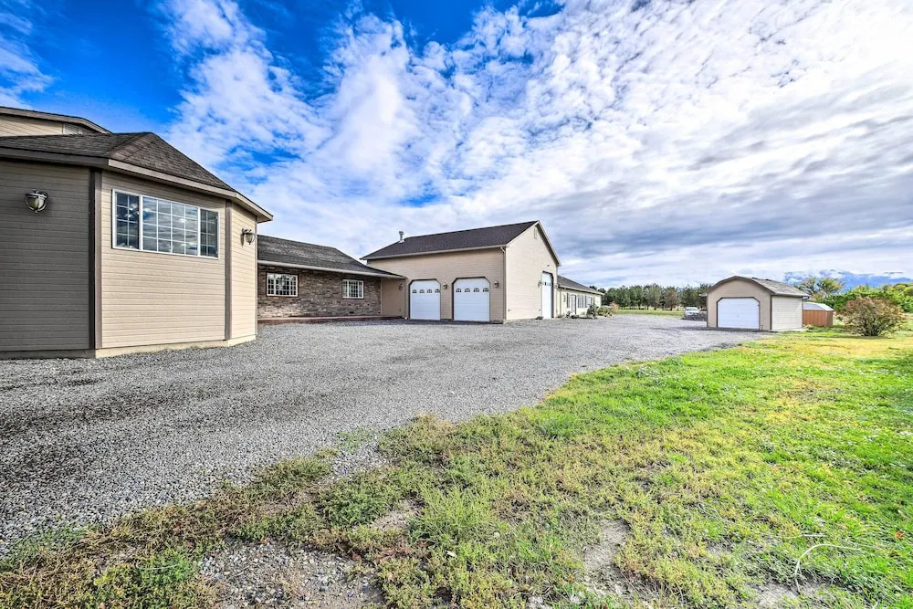 The Vineyard Country Farm Home at Grand Valley