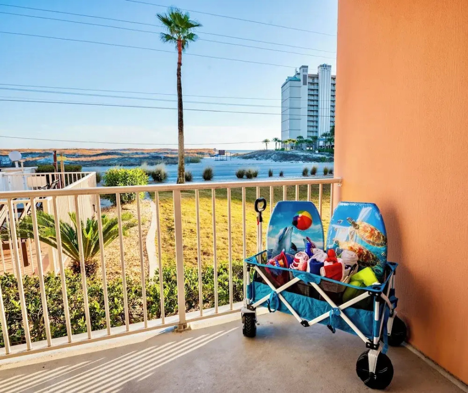 Whale of a Time Resort Home for 6, Walk to Beach