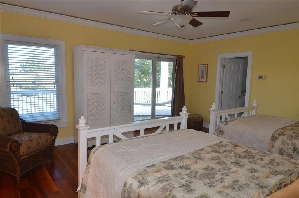 727 Twelve Oaks 4 Br Home by RedAwning