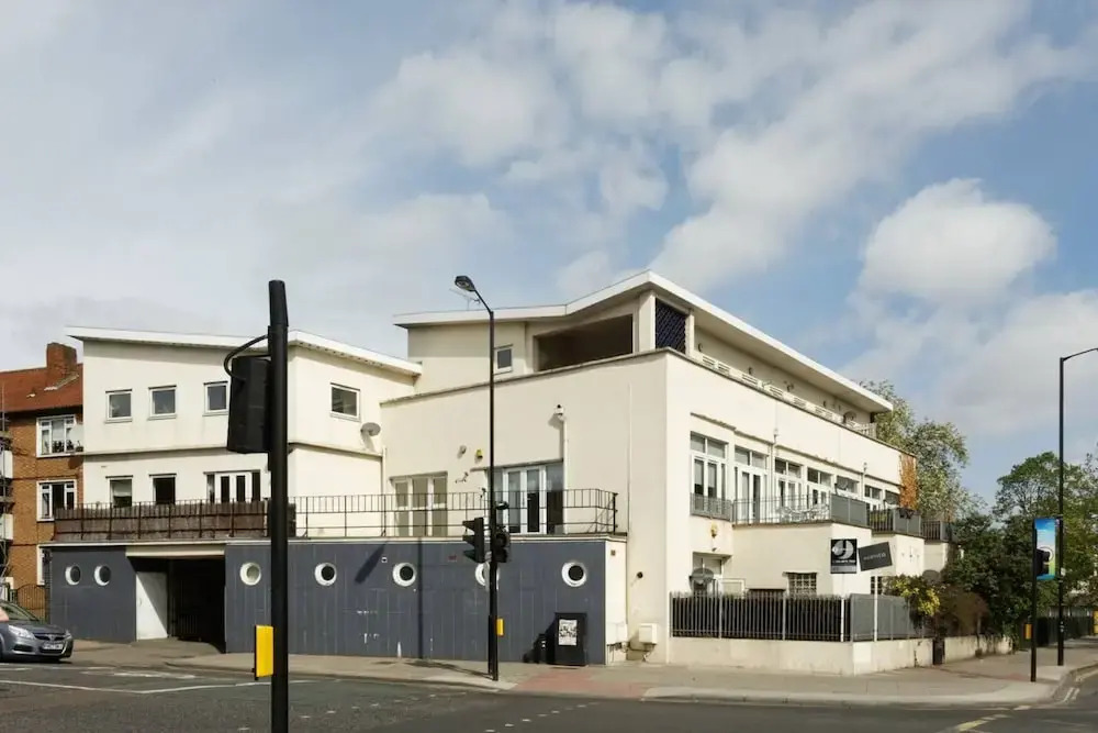 Designer 2 Bedroom Garden Flat in Peckham