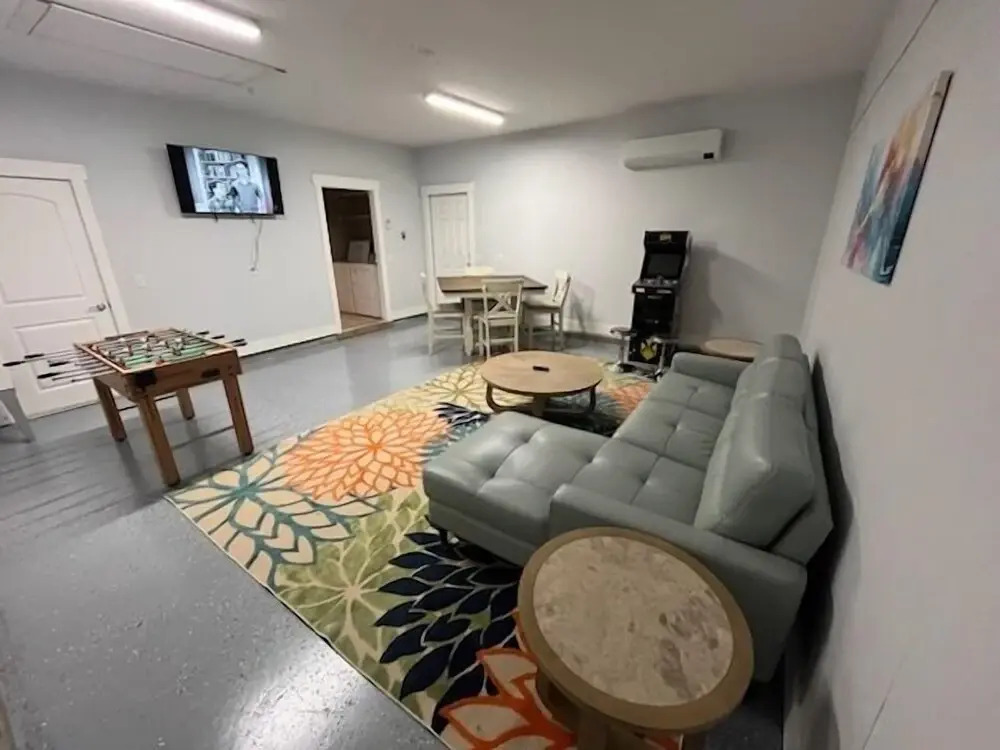 Charming Retreat, a Short Walk to Laguna Beach, with Room for 10