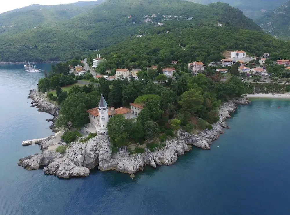 Splendid Beachfront Medveja Apartments