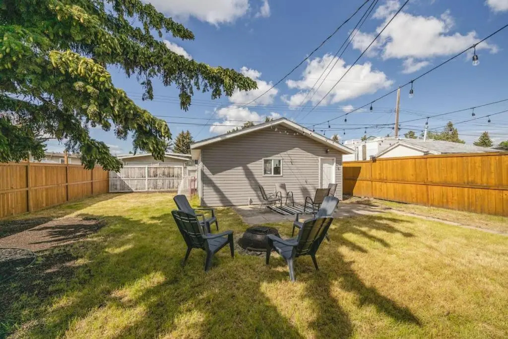 The Elm, 4 Bed Bungalow with Backyard and Firepit