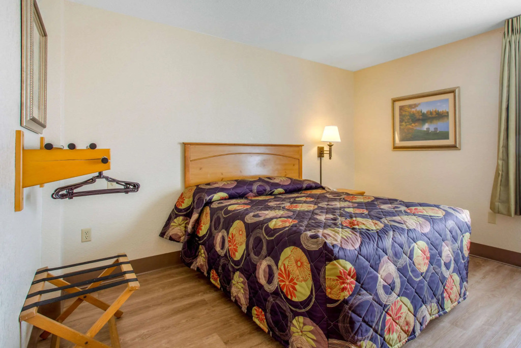 Rodeway Inn & Suites near Outlet Mall - Asheville