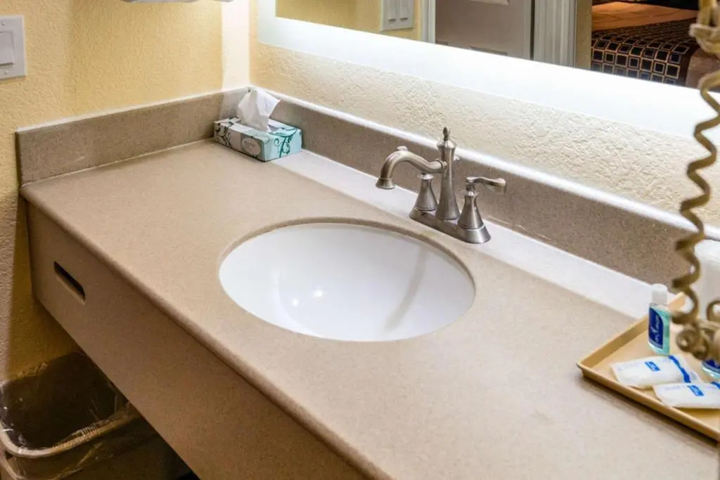 Rodeway Inn & Suites Colton-Riverside