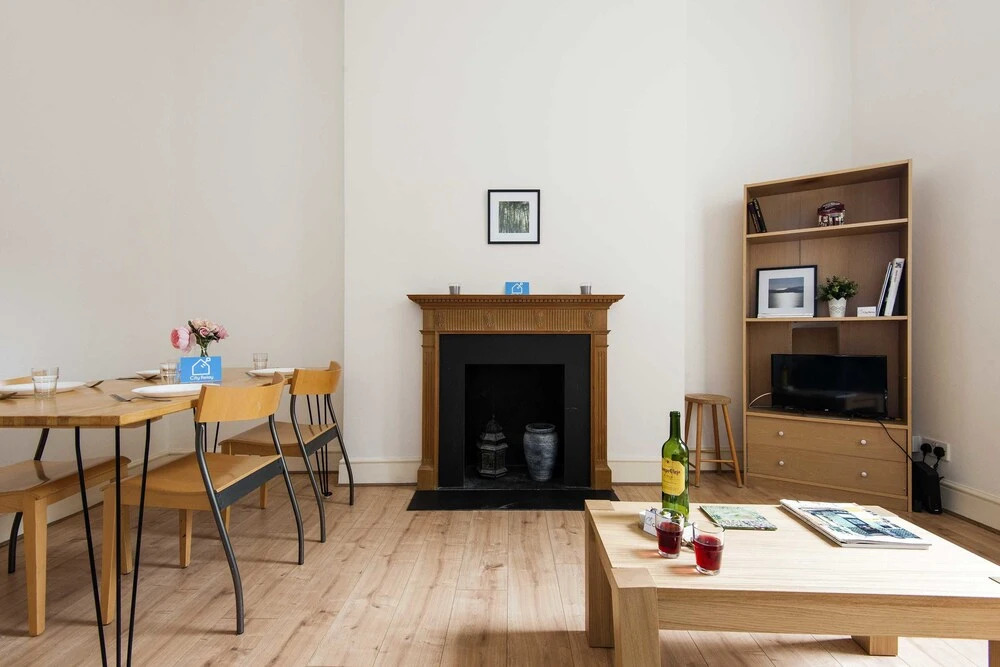 Bright and spacious 2 bed apartment 5 mins away from Earl's Court stat