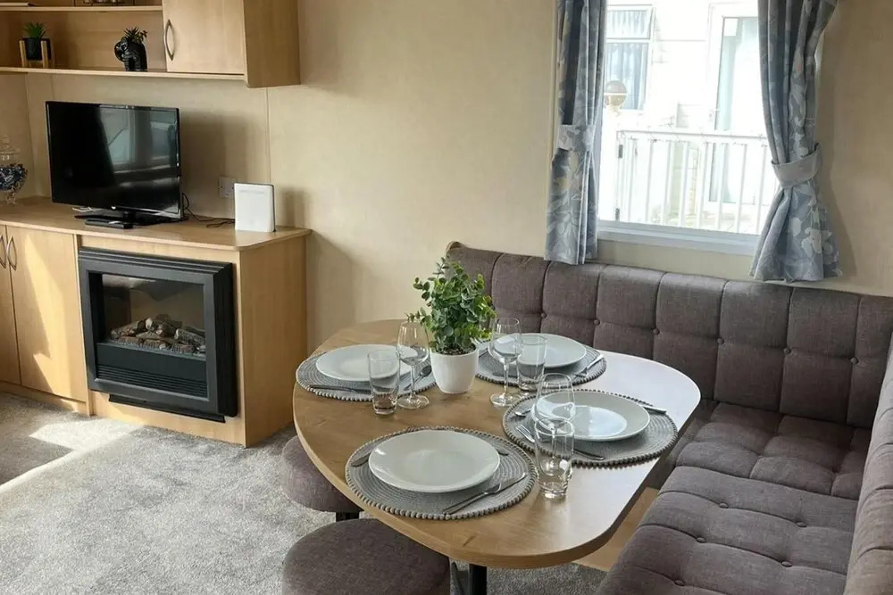 3 Bedroom Caravan - Sleeps 8 - Parking, Wifi, Pool