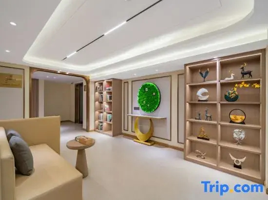 Vienna Sanhao Hotel（Kangding Liuliucheng Love Song Square Branch )