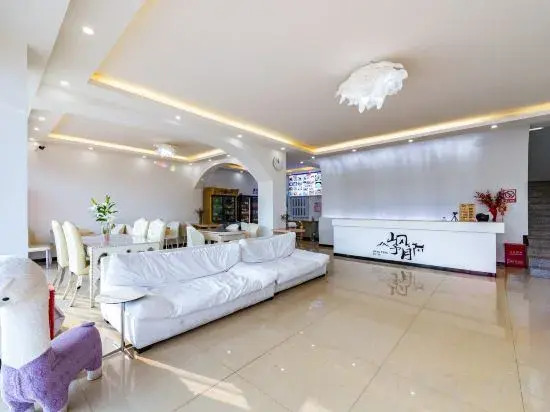 Fuxian Lake Mountain Fengyuyue Homestay