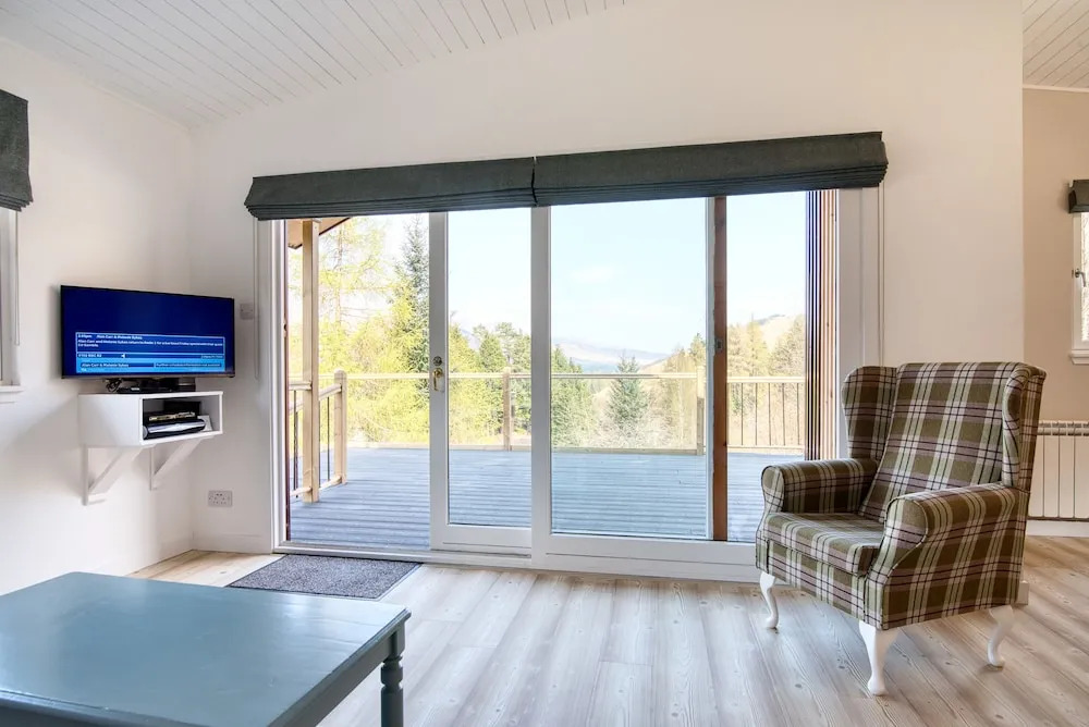 Gamekeeper Lodge loch and mountain view free wifi