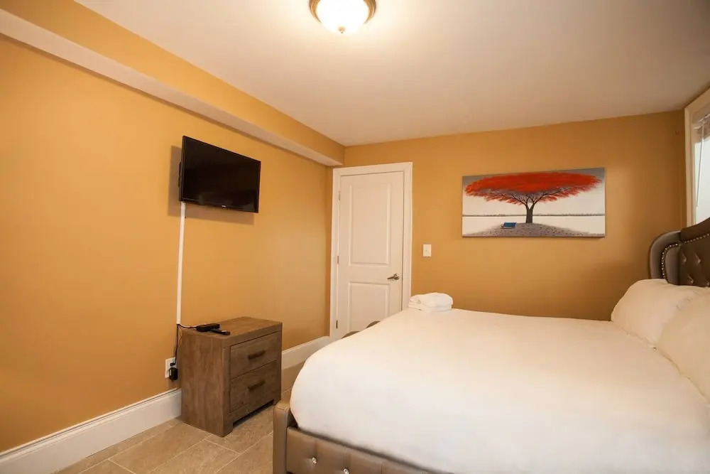 Lux Condo Near Boston - 3 King Beds 2 Bath-parking