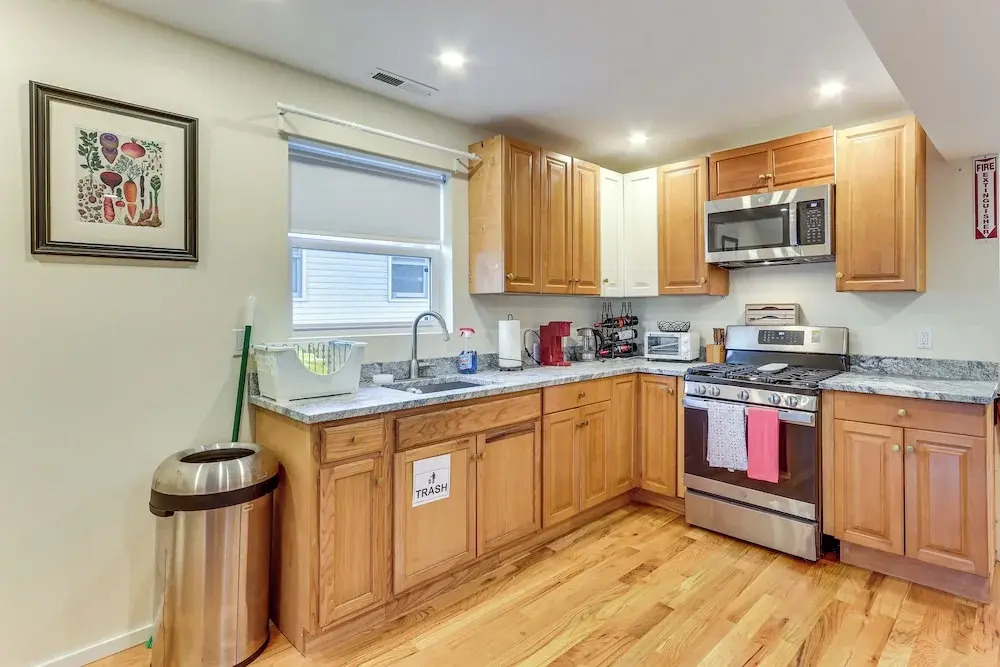 6 Mi to Dtwn New Haven: Duplex w/ Shared Yard
