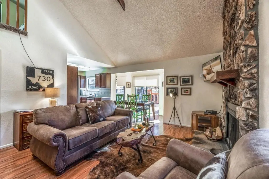 Cabin on the Creek, 2 Bedrooms, Sleeps 6, Hot Tub, Fireplace, Pet Friendly