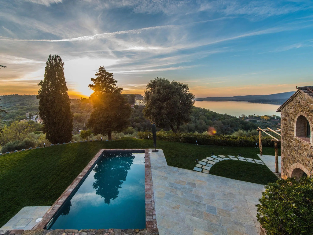 Luxury villa with private swimming pool, sauna and emotional shower, near lake