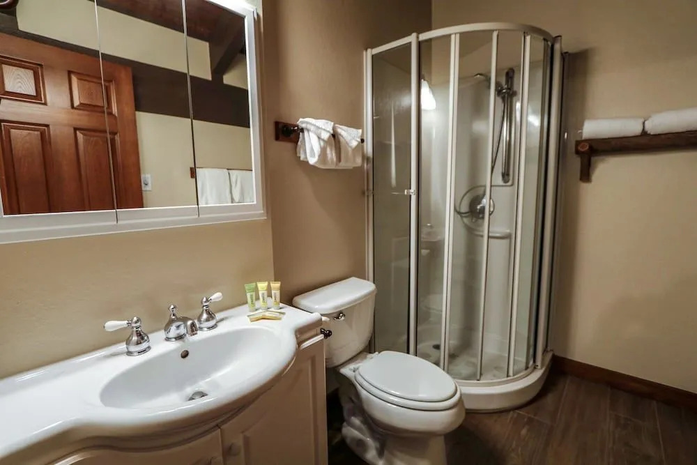 Horizons 4 168 Updated Upstairs Unit with Private Washer Dryer, Walk to Town, On Shuttle Route to Lodges by RedAwning
