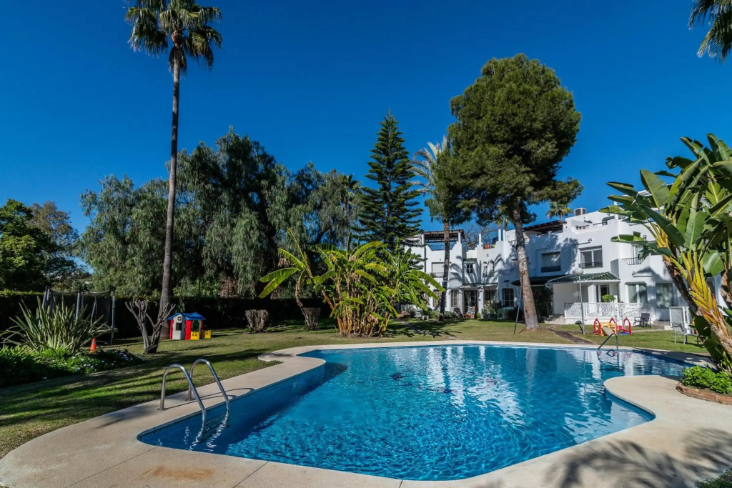 TOP RENOVATED 3-BDRM TOWNHOUSES with POOL, BBQ & ROOFTOP TERRACES