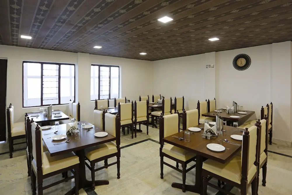 OYO 8989 Hotel Raj