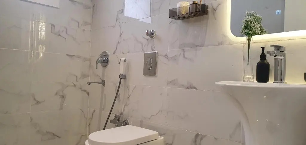 شقه 3 غرف نوم ومجلس مع بلكونة