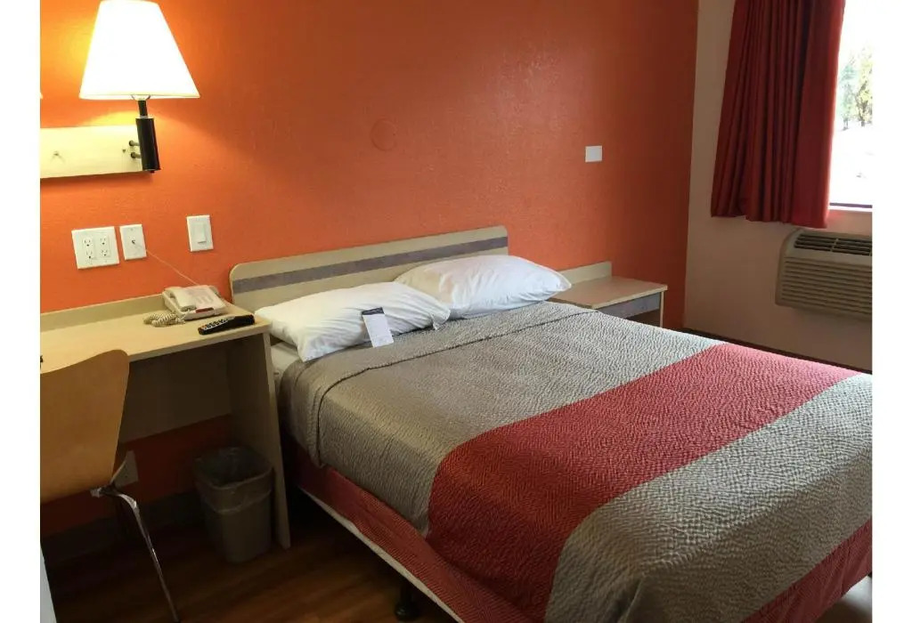 Motel 6-Roseville, MN - Minneapolis North