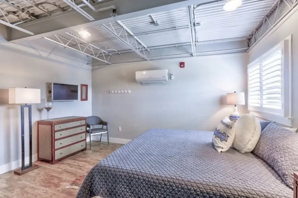 Ocean Jewel 3- Modern Cozy Loft Close to Beach and Shops