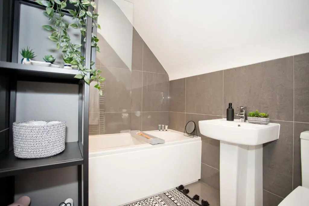 Stylish 2 Bedroom Apt - Parking - 5 Mins walk to Beach