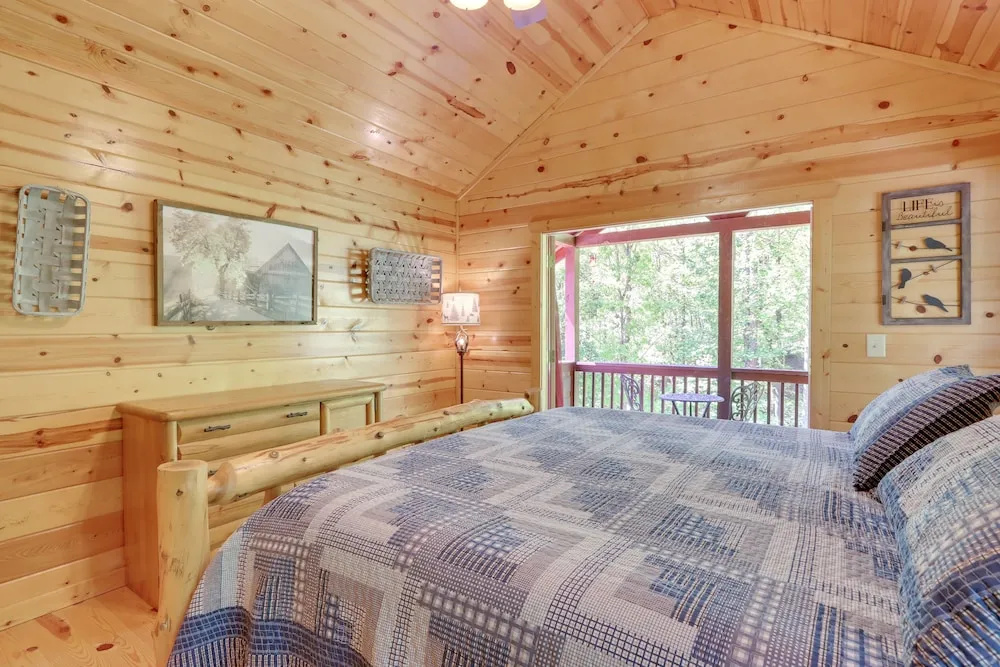 Private Ellijay Cabin w/ Hot Tub & Amenities!