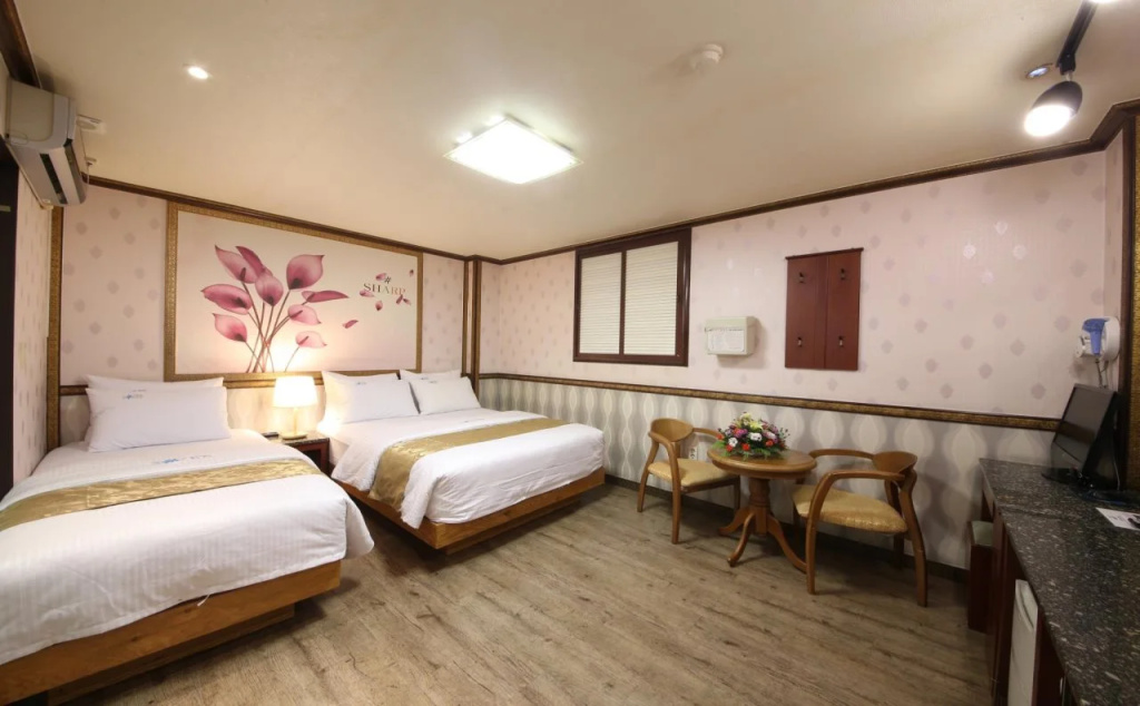 Sharp Hotel