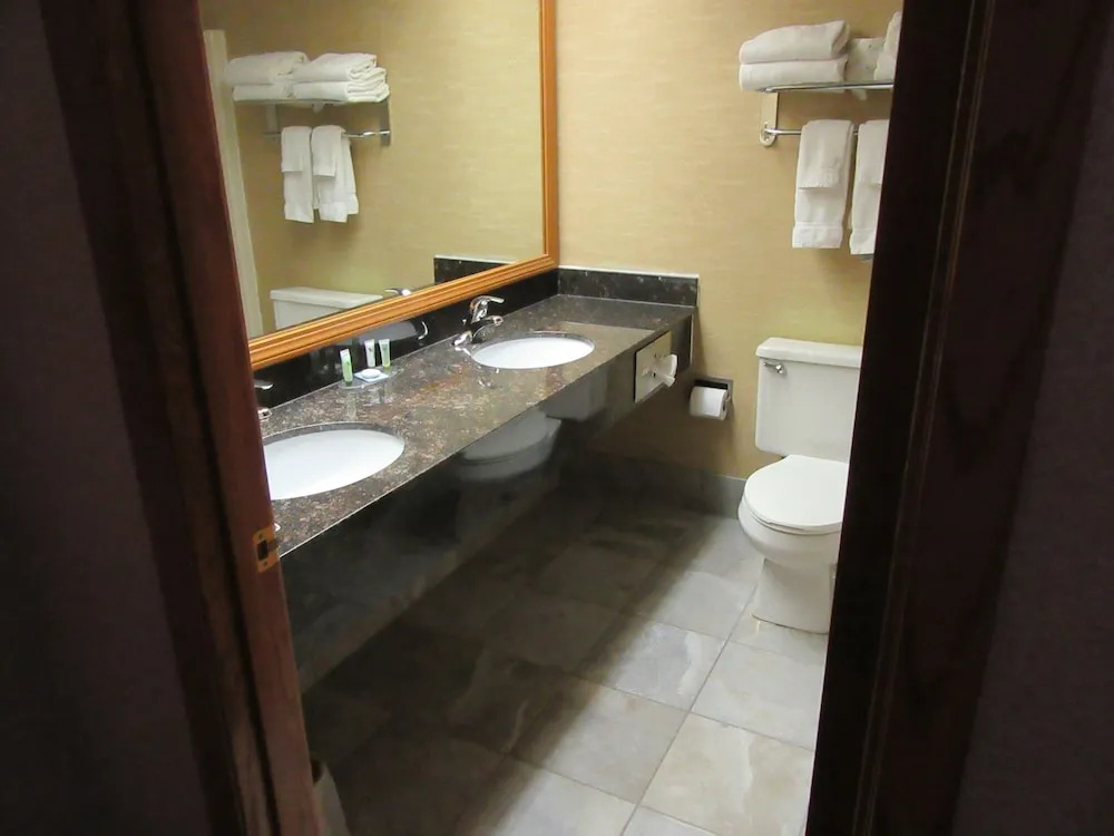 Express Suites Riverport Inn & Suites