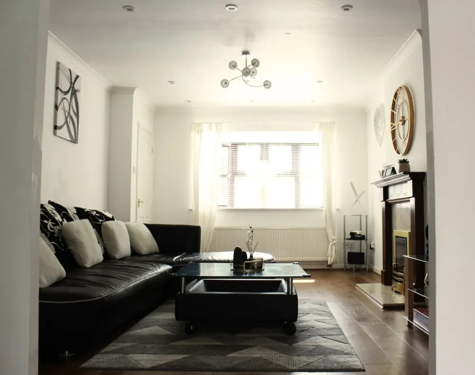 Spacious 4 Bed Home in Milton Keynes -free Parking