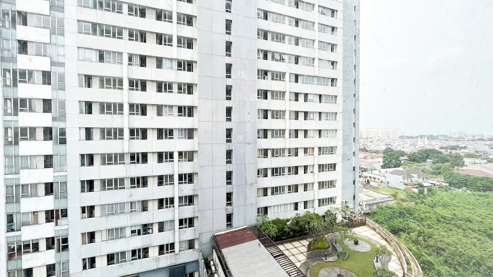 Serene Red Vibe 2Br At Apartment Nifarro Park
