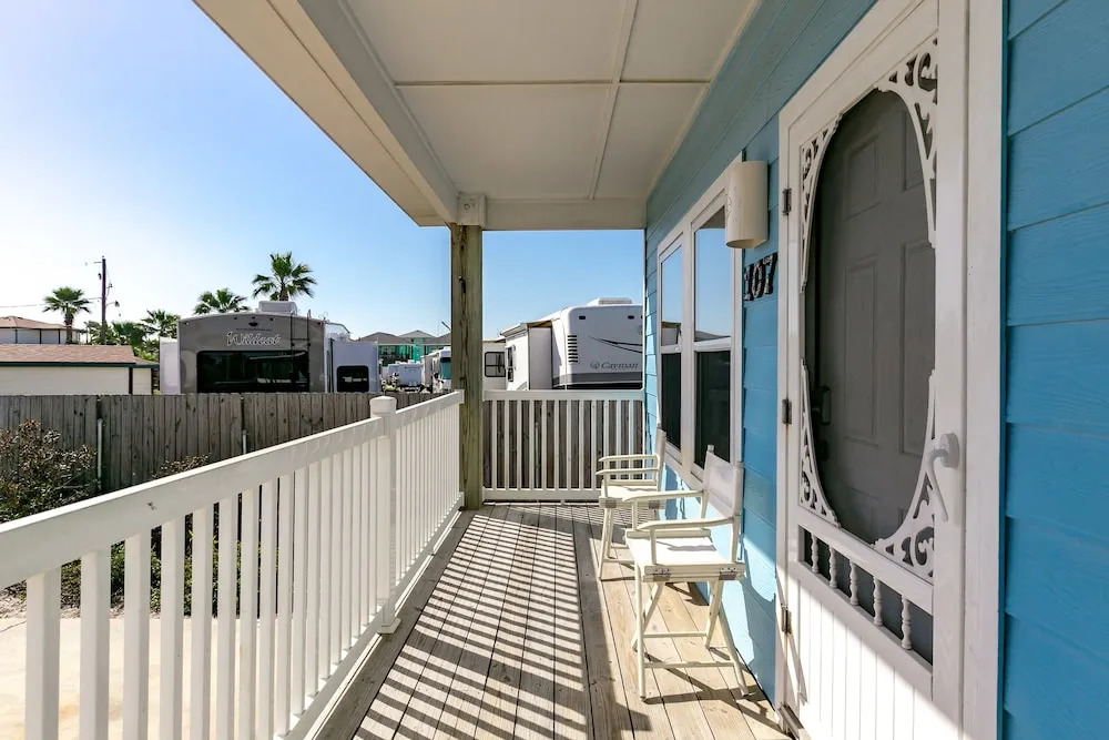 Intimate Resort 2 Blocks from Beach by RedAwning