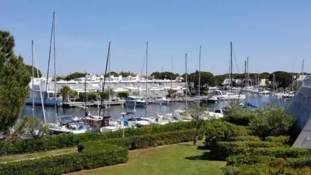 AS9578 - Studio cabine vue port avec parking privé