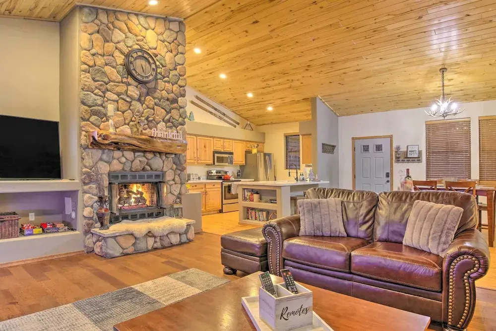 3 Mi to Golf Course: Show Low Escape w/ Fire Pit