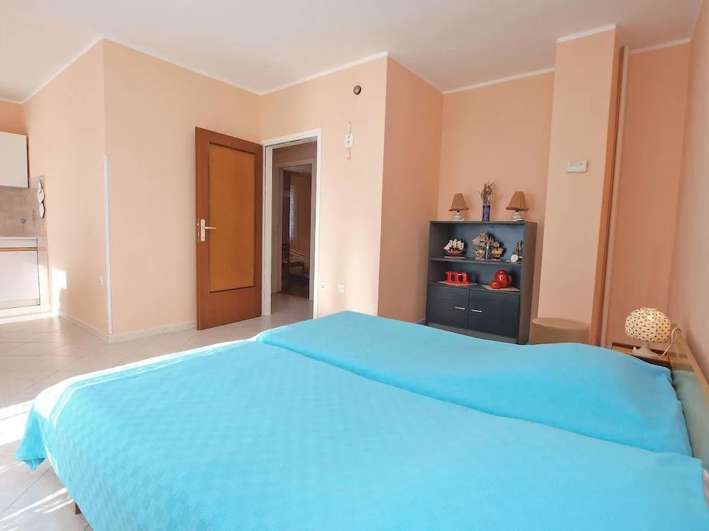 Apartment 757